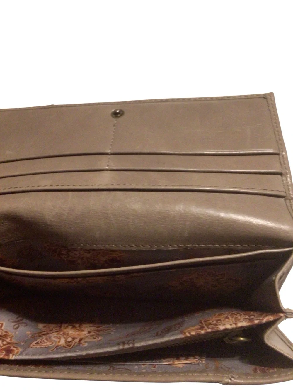 EUC...Womens HOBO leather checkbook wallet. beige leather wallet is 7.5